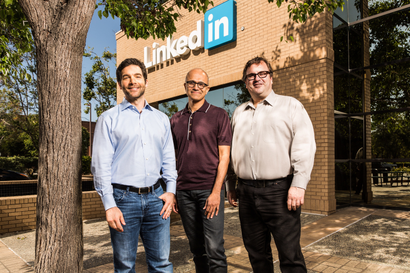 Jeff Weiner (CEO de LinkedIn), Satya Nadella (CEO de Microsoft) y Reid Hoffman (cofundador y accionista mayoritario de LinkedIn)